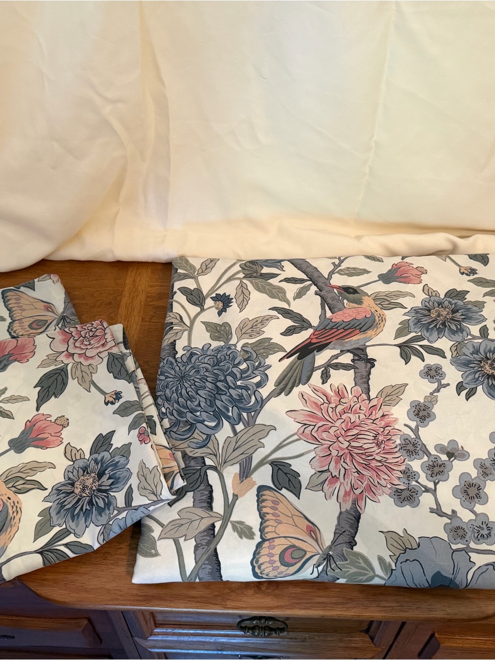 Pottery Barn - Ivory Bloom Sateen Duvet Cover & 2 King Shams - Picture 6 of 12